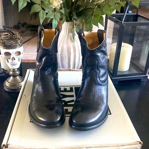 Frye Carson Shortie black size 7 M